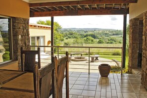 Luksus-dobbeltrom, 1 kingsize-seng, ikke-røyk, fjellutsikt | Terrasse/patio