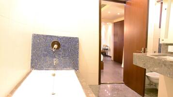 Deep soaking bathtub