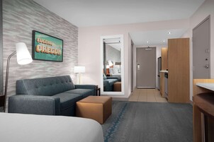 Ropa de cama de alta calidad, colchones con pillow-top y escritorio 