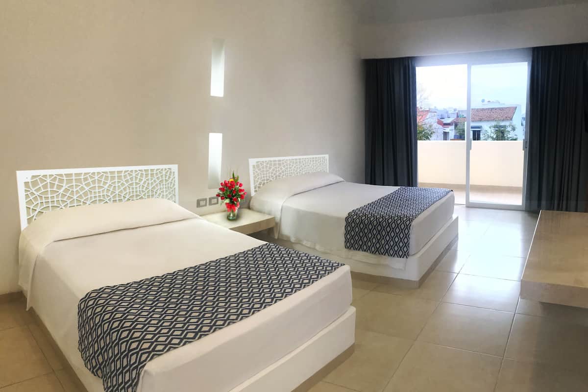 Junior Suite Double Room | 1 slaapkamer, een kluis op de kamer, een strijkplank/strijkijzer