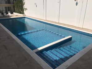 Outdoor pool, pool loungers - Hotel Huatulco Maxico (Santa María Huatulco)