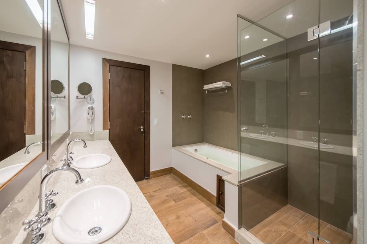 Junior Süit | Banyo | Duş, geniş duş başlığı, ücretsiz banyo/kozmetik ürünleri