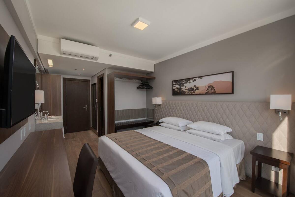 Minibar, odada kasa, masa, dizüstü bilgisayar çalışma alanı