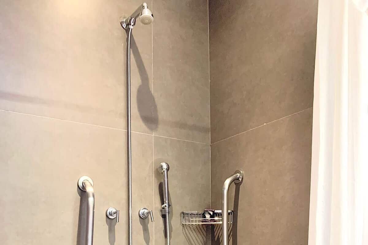 Banyo | Duş, geniş duş başlığı, ücretsiz banyo/kozmetik ürünleri