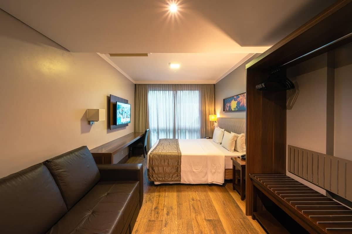 Minibar, odada kasa, masa, dizüstü bilgisayar çalışma alanı