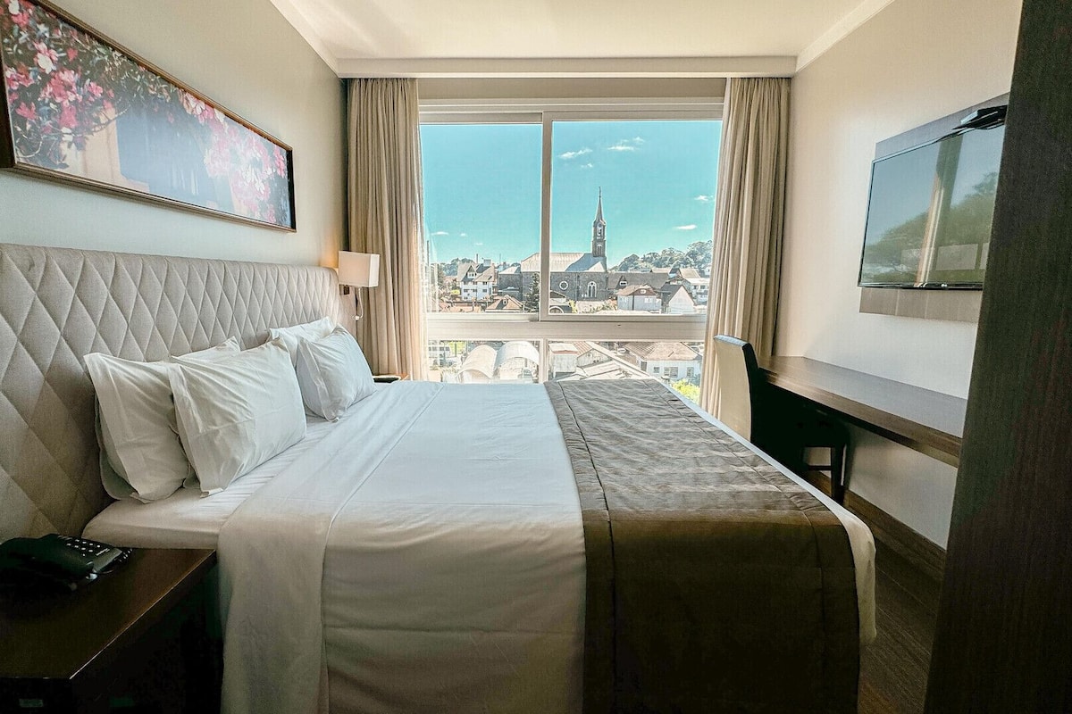 Minibar, odada kasa, masa, dizüstü bilgisayar çalışma alanı