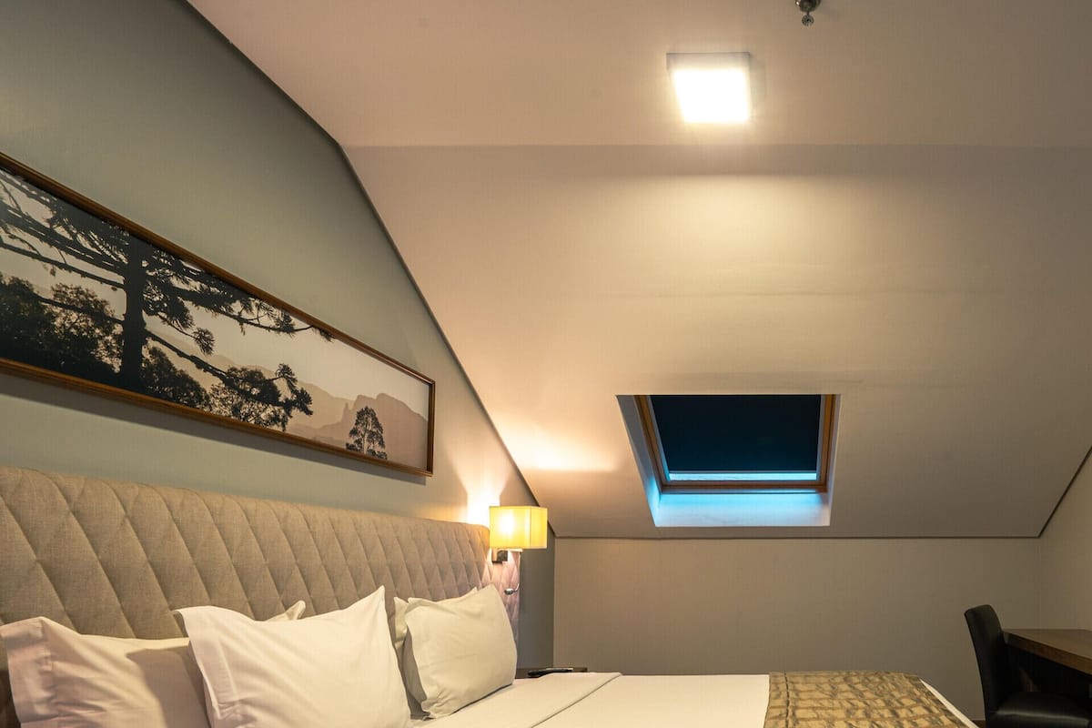 Minibar, odada kasa, masa, dizüstü bilgisayar çalışma alanı