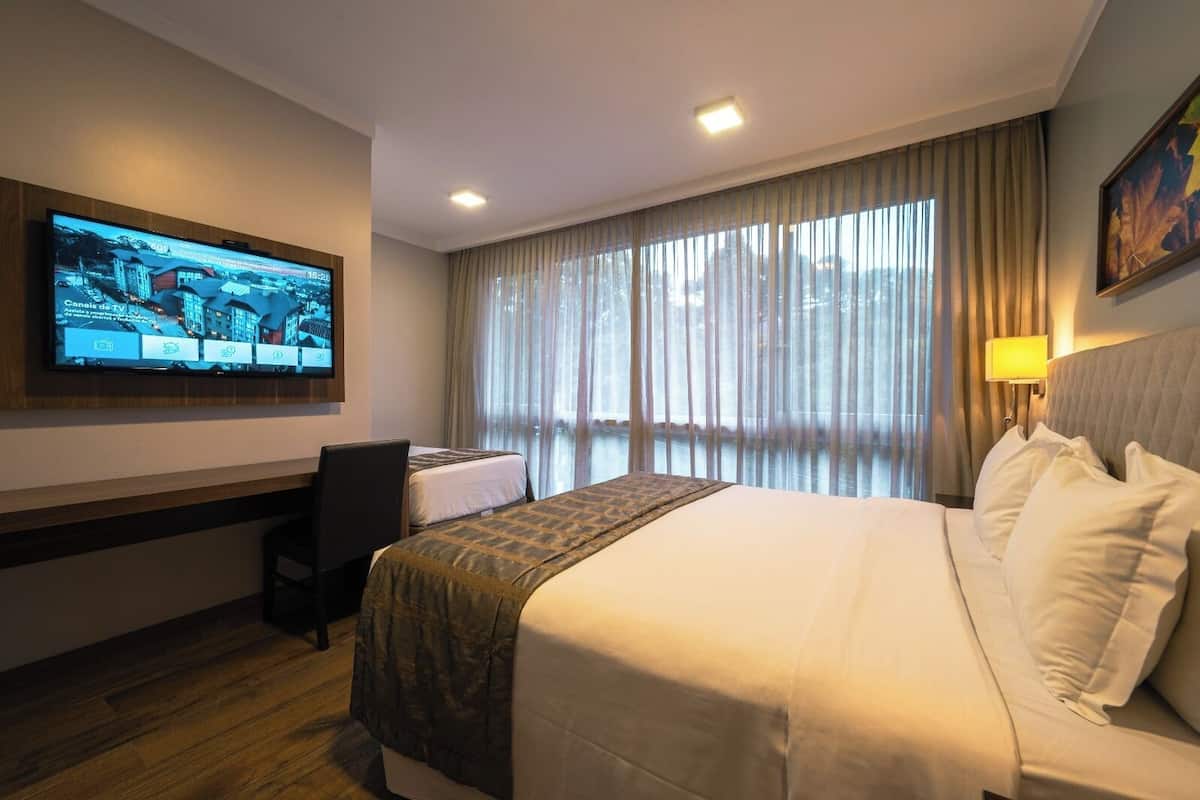 Premier Üç Kişilik Oda, 1 Çift Kişilik Yatak ve Çekyat | Minibar, odada kasa, masa, dizüstü bilgisayar çalışma alanı