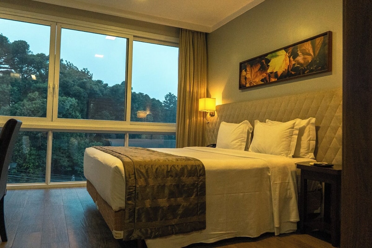 Premier Üç Kişilik Oda, 1 Çift Kişilik Yatak ve Çekyat | Minibar, odada kasa, masa, dizüstü bilgisayar çalışma alanı