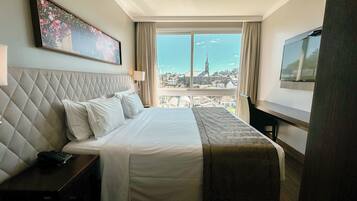 Superior Vista Igreja | Minibar, in-room safe, desk, laptop workspace