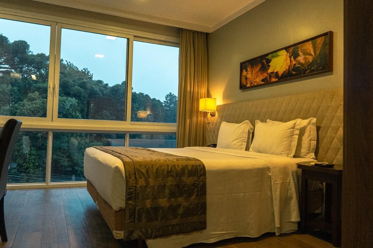 Minibar, odada kasa, masa, dizüstü bilgisayar çalışma alanı