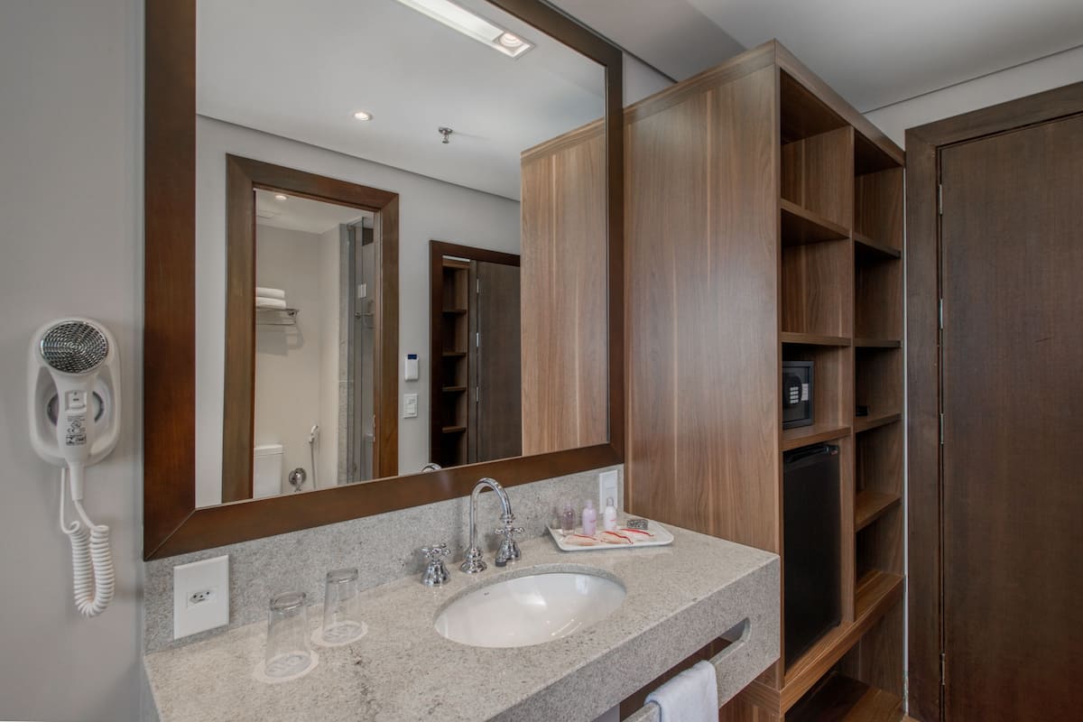 Duş, geniş duş başlığı, ücretsiz banyo/kozmetik ürünleri