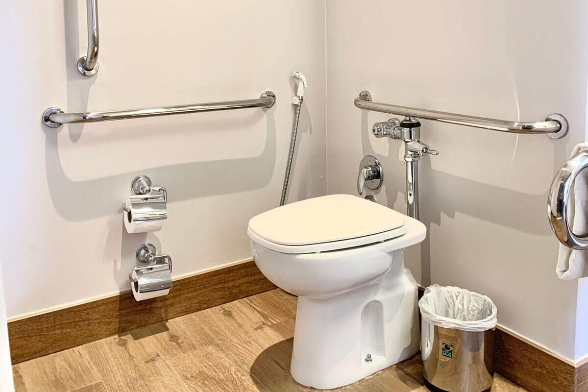 Banyo | Duş, geniş duş başlığı, ücretsiz banyo/kozmetik ürünleri