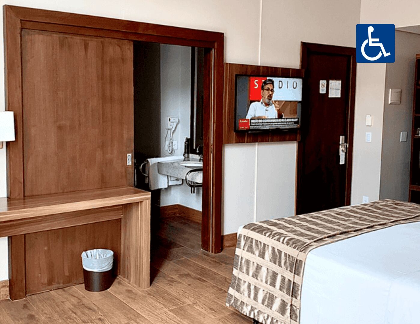 Minibar, caja de seguridad en la habitación y escritorio 