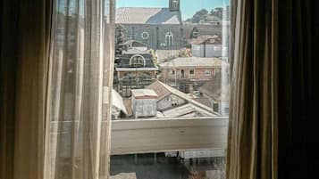Superior Vista Igreja | Frigobar, cofres nos quartos, escrivaninha