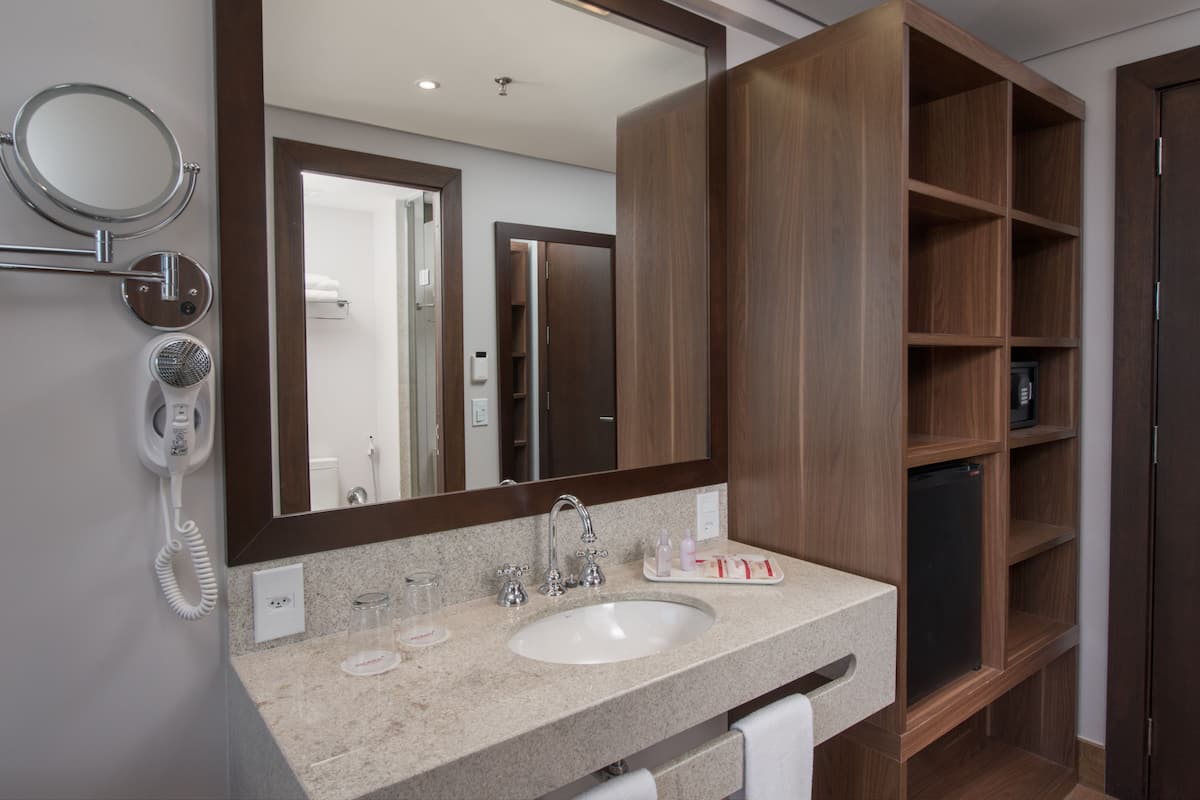 Duş, geniş duş başlığı, ücretsiz banyo/kozmetik ürünleri