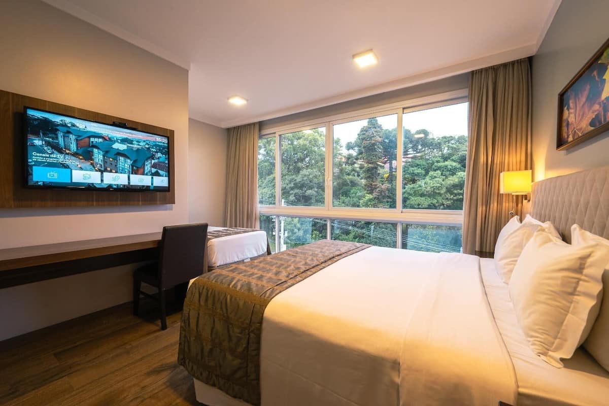 Minibar, odada kasa, masa, dizüstü bilgisayar çalışma alanı