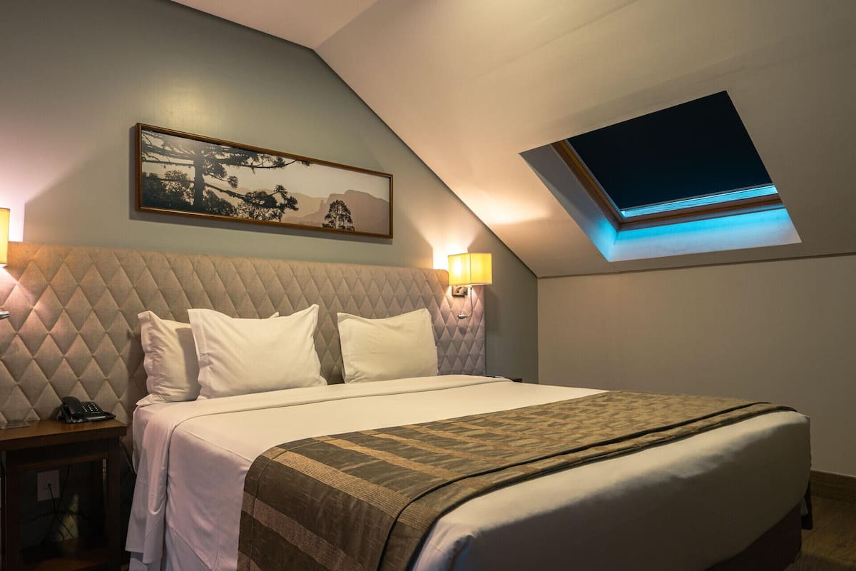 Minibar, odada kasa, masa, dizüstü bilgisayar çalışma alanı