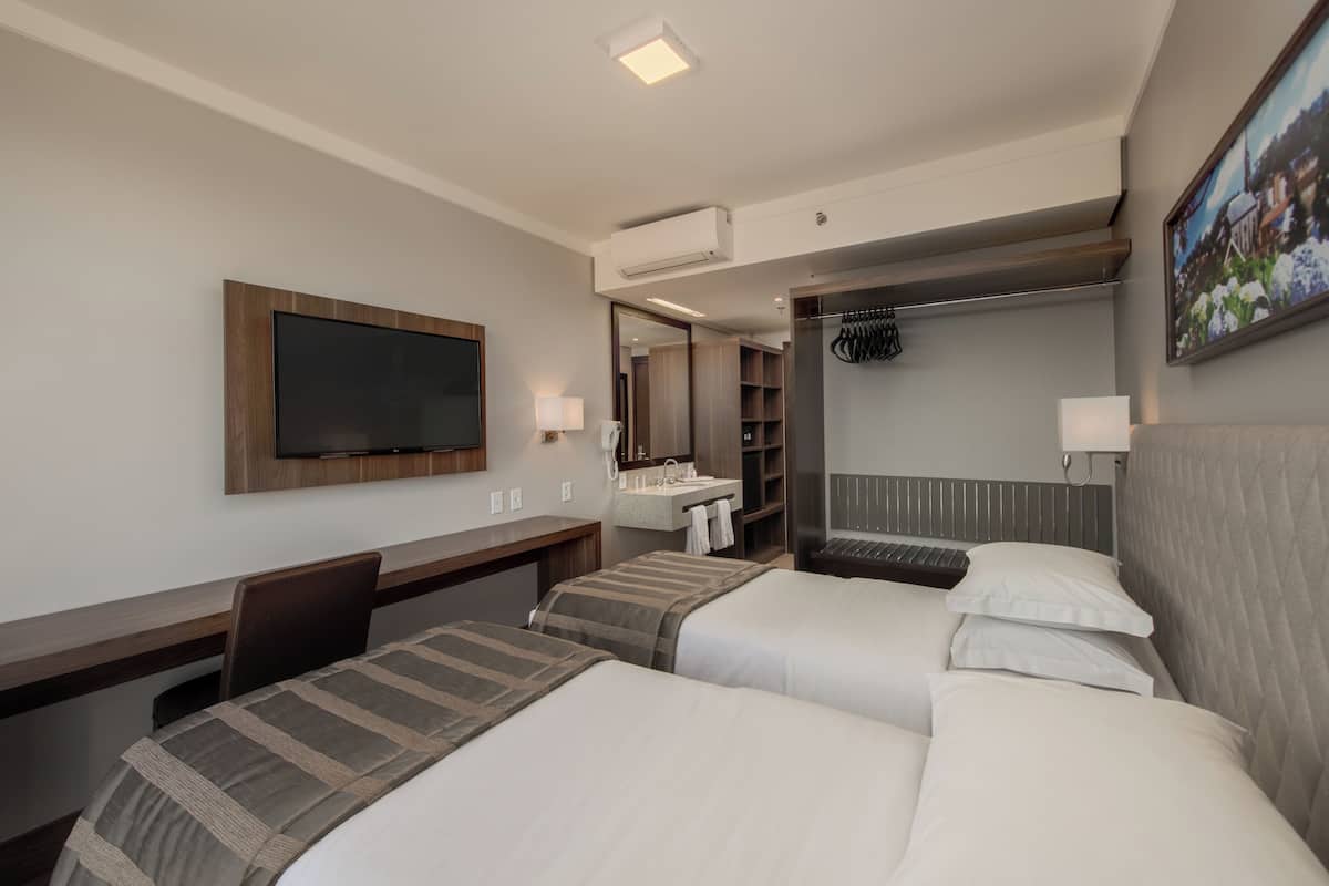 Minibar, odada kasa, masa, dizüstü bilgisayar çalışma alanı