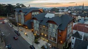 A modern building with a unique architectural design, featuring multiple levels and a mix of wooden and metal elements. - Prodigy Gramado by Wish (Gramado)