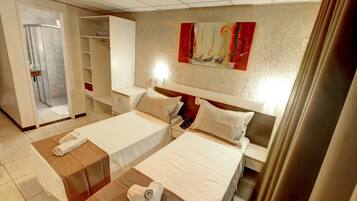 Minibar, safe på rommet, blendingsgardiner og strykejern/-brett