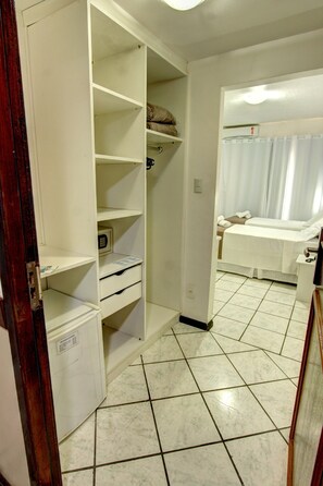 Minibar, in-room safe, blackout drapes, iron/ironing board - Hotel Vela Azul (Balneário Camboriú)