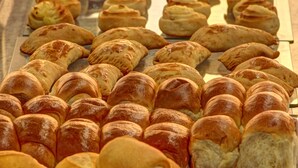 Une variété de produits de boulangerie présentés sur un comptoir en verre.