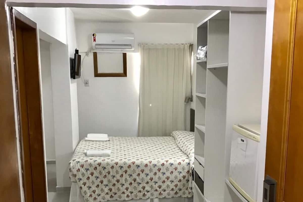 Minibar, brankas, tirai kedap cahaya, dan setrika/meja setrika