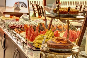 Free daily buffet breakfast - Praiamar Hotel (Balneário Camboriú)