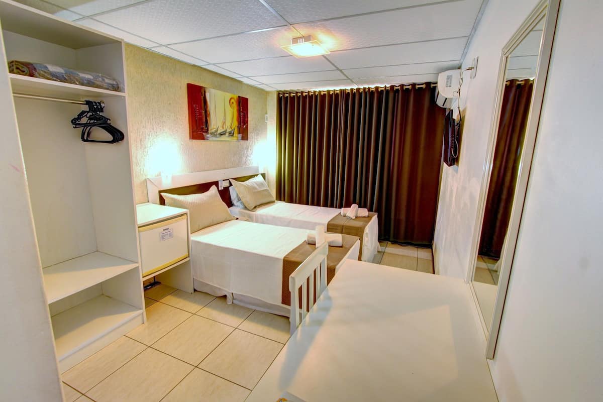 Minibar, värdeförvaringsskåp på rummet och mörkläggningsgardiner