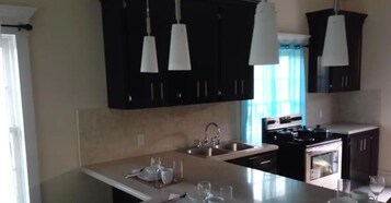 Villa superior, 2 habitaciones, vistas a la bahía, frente al mar | Cocina privada | Frigorífico, microondas, horno y placa de cocina