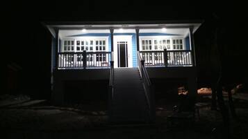 Bagian depan properti - sore/malam
