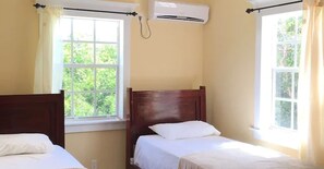 Vila júnior, 2 quartos, varanda, vista para a baía | Roupas de cama premium, ferros/tábuas de passar roupa, Wi-Fi
