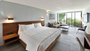 Una camera da letto moderna con un letto grande, un divano e una televisione.