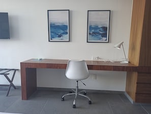 Deluxe Room | 1 bedroom, in-room safe, desk, iron/ironing board
