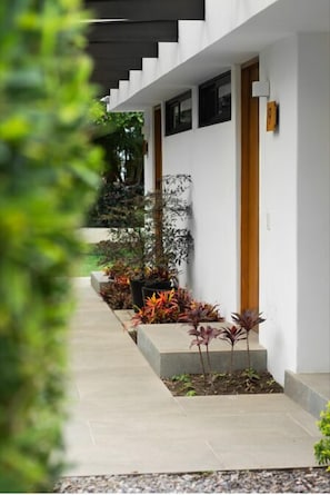 1 kamar tidur, brankas, meja kerja, dan setrika/meja setrika