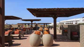 3 bars, bar en milieu de piscine, bar en bord de piscine