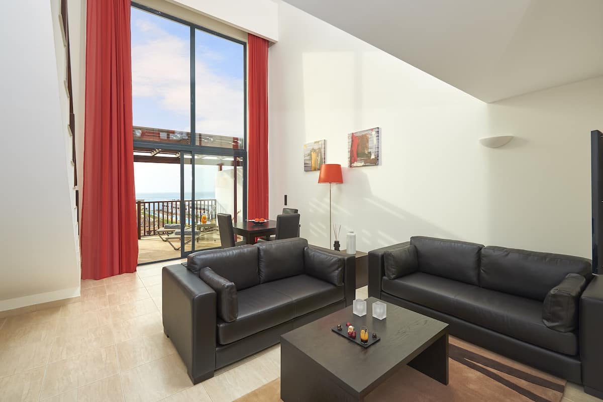 The Level Junior Suite Ocean View | Minibar với thức uống miễn phí, két bảo mật tại phòng, bàn 