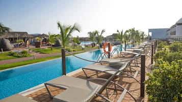 Melia Guestroom Swim Up | Free minibar, in-room safe, desk, blackout drapes