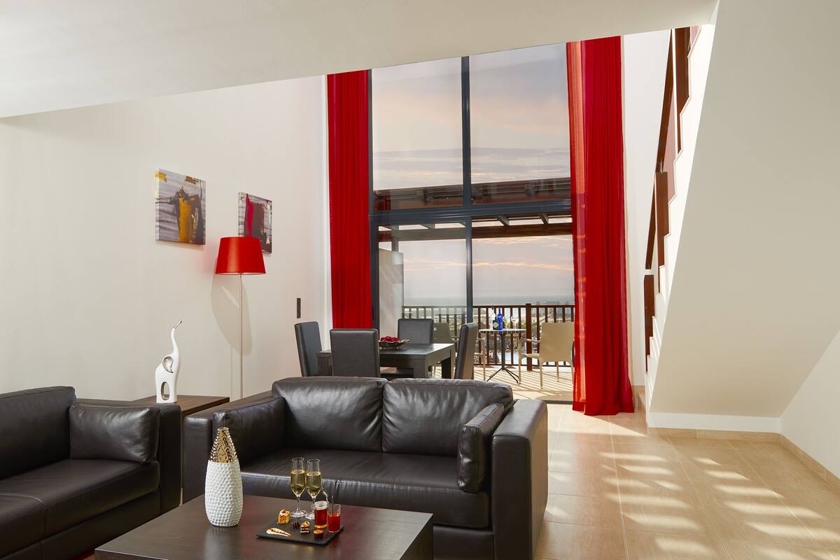 The Level Grand Suite | Minibar với thức uống miễn phí, két bảo mật tại phòng, bàn 