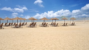 Plage, chaises longues, parasols, serviettes de plage
