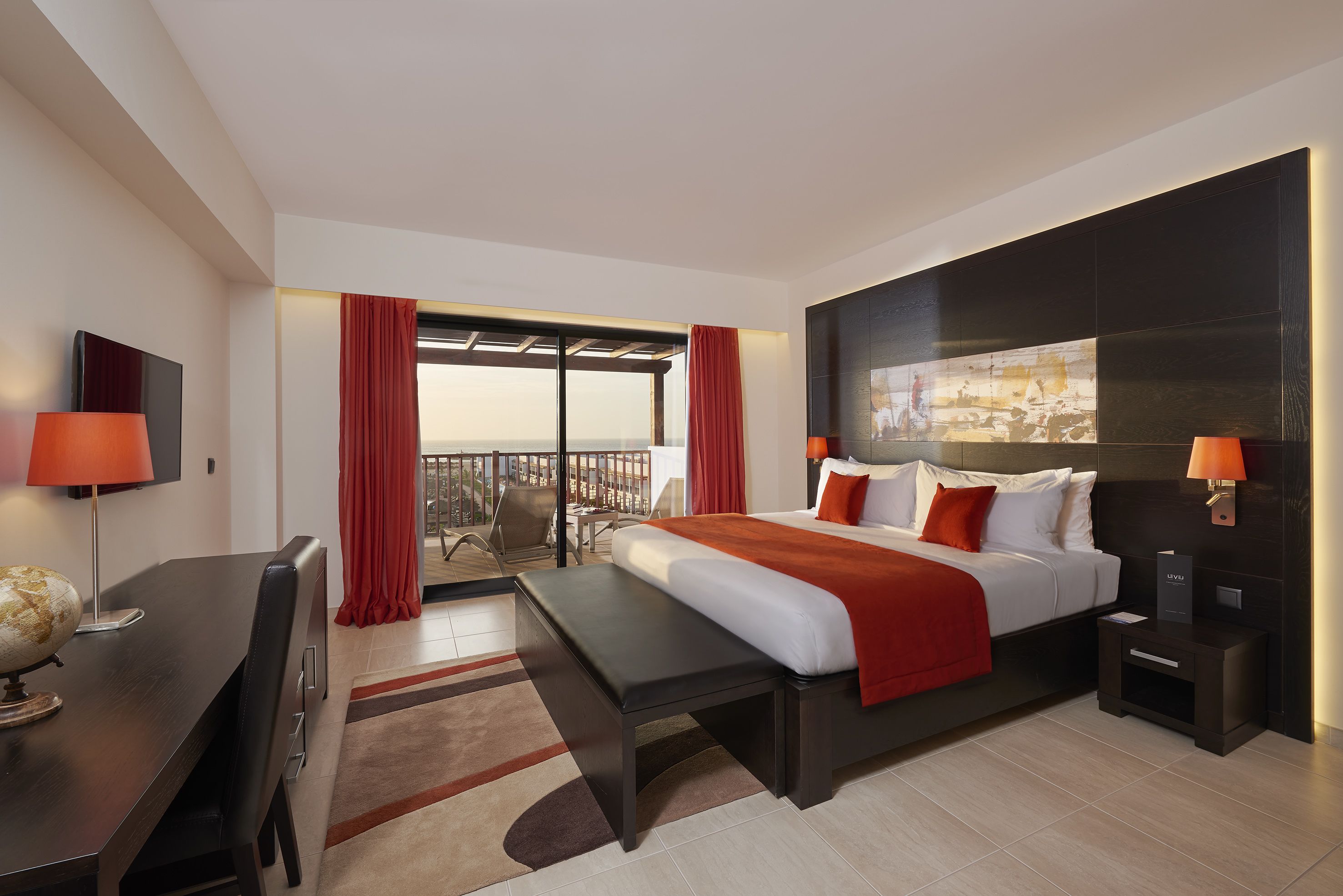 The Level Grand Suite | Artículos del minibar gratis y caja de seguridad en la habitación 