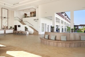 Coin salon dans le hall