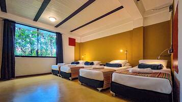 Cortinas blackout, wifi gratis y ropa de cama