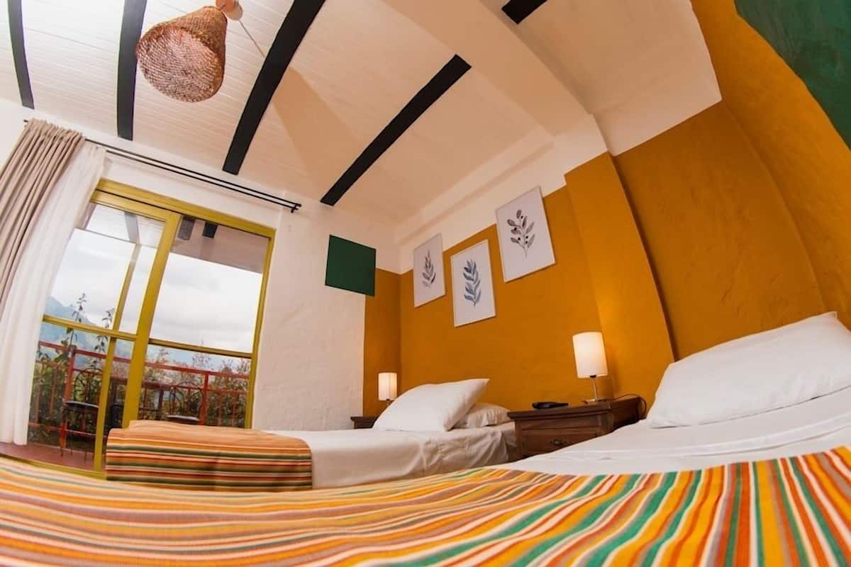 Tomannsrom – premium, 2 enkeltsenger, fjellutsikt | Blendingsgardiner, wi-fi (inkludert) og sengetøy