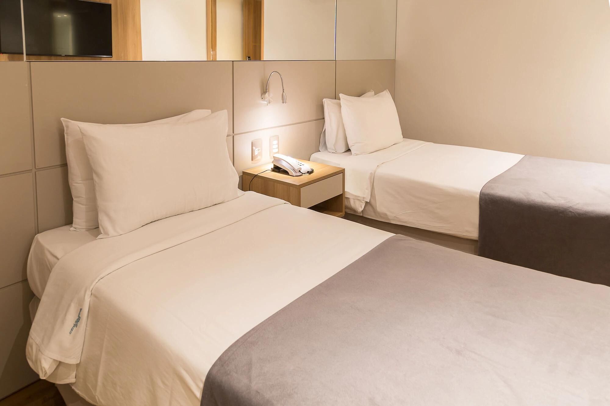 Minibar, Zimmersafe, Schreibtisch, Verdunkelungsvorhänge