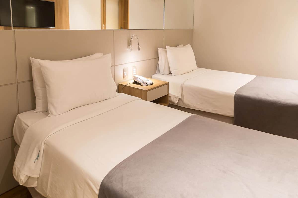 Minibar, coffres-forts dans les chambres, bureau, rideaux occultants