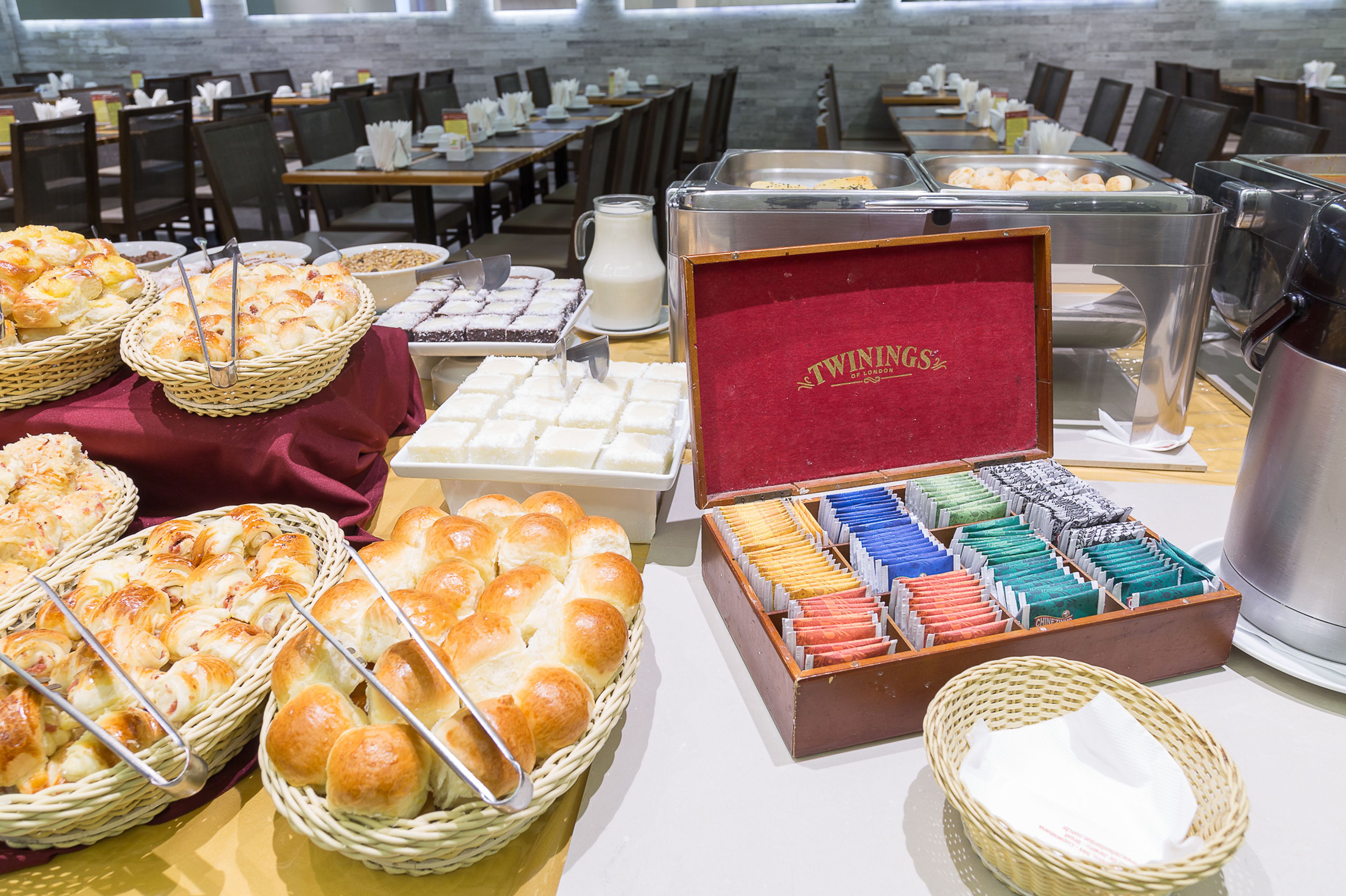Un buffet proposant divers plats et une boîte rouge sur laquelle est inscrit « TWINKIES ».