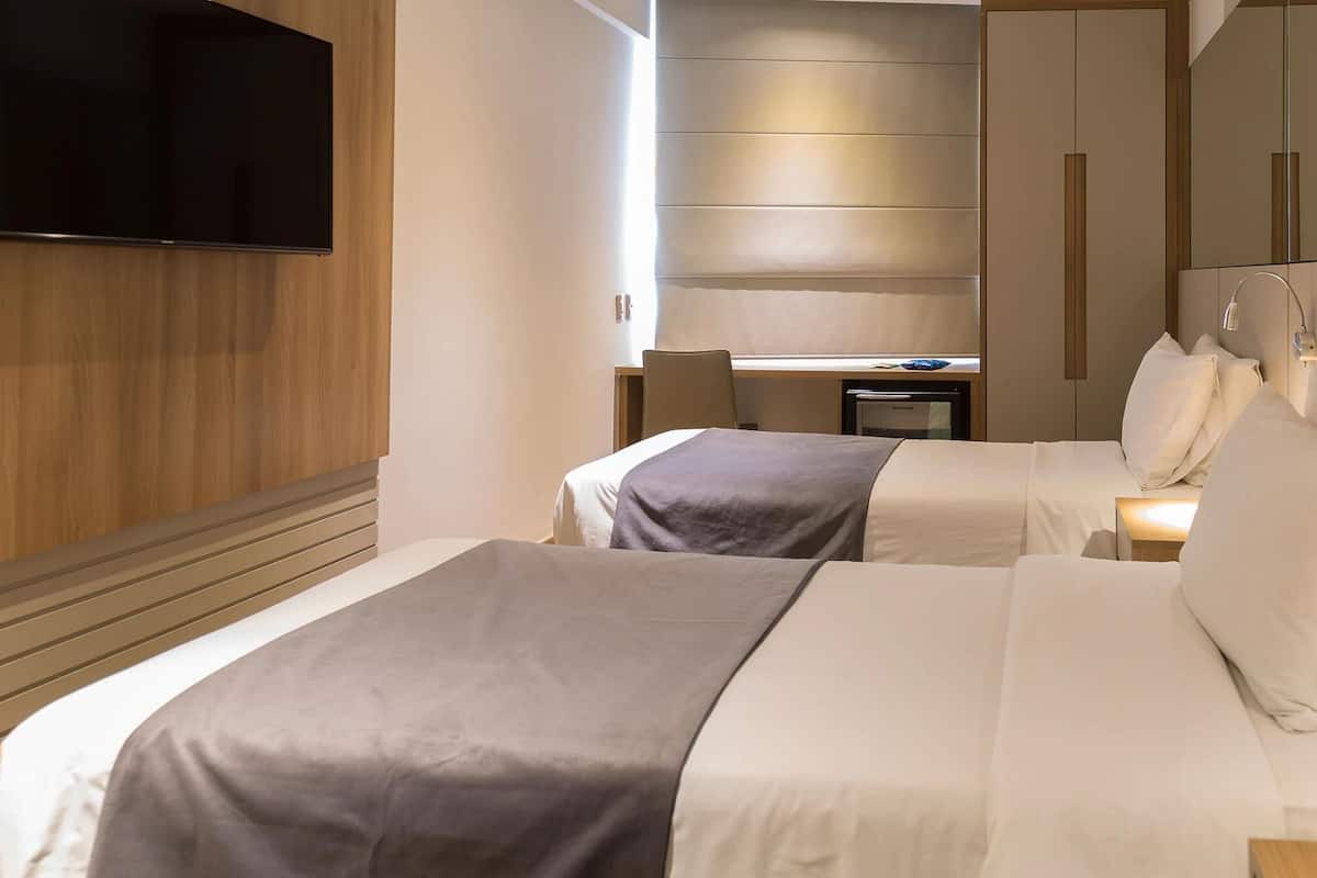 Minibar, caja fuerte, escritorio y cortinas opacas