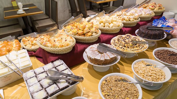 Un bufé con diversos alimentos y utensilios para servir.